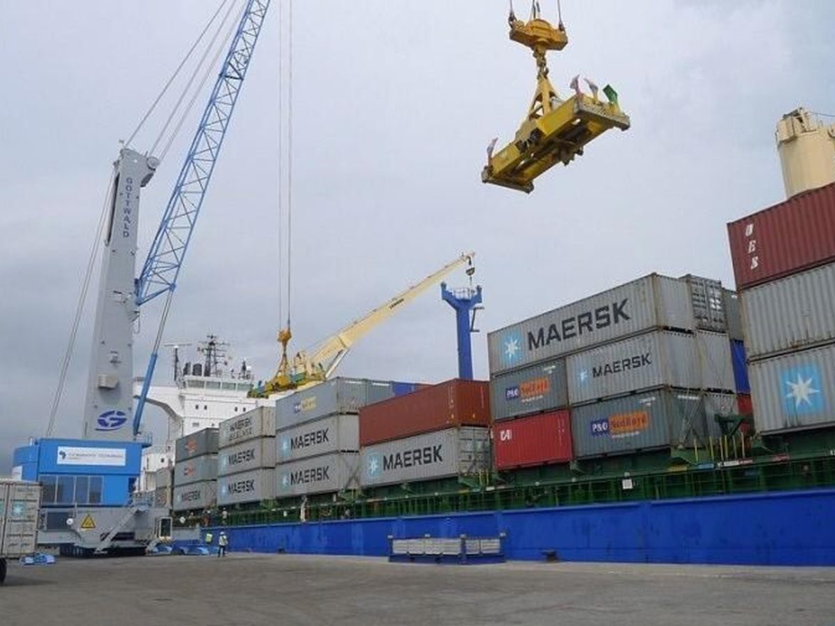 Efficient onshore container handling